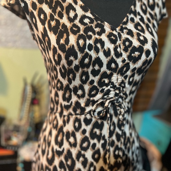 #131-(XS) Mudd leopard 🐆 print , sleeved dress with adjustable bust string - Picture 2 of 10